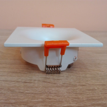 Rozetna metalna KARANFIL-S bela