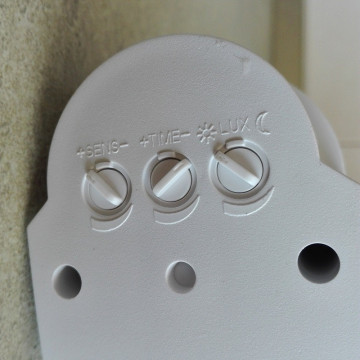 Senzor pokreta M276 IP44 beli