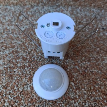 Senzor pokreta ugradni M274 B IP20 beli