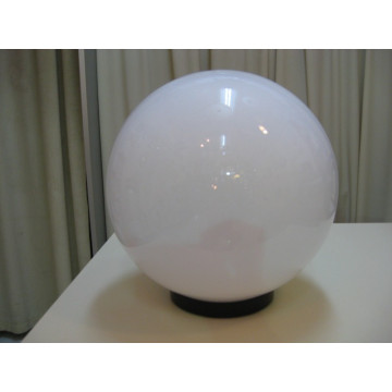 Baštenska zidna lampa kugla opal bela